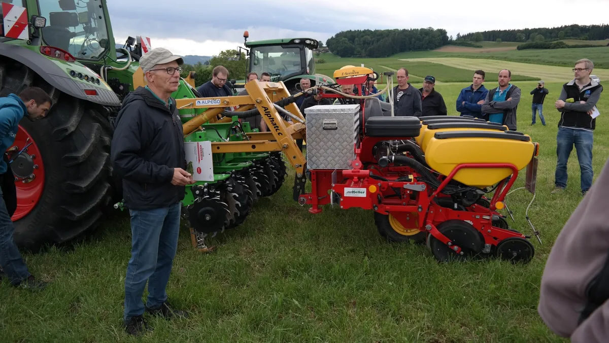 993d189ef775d71de3289291a6c2d583e97cd239 Berater Heinrich Hebeisen (l.) stellt die Strip-Till-Direktsaat-Maschine vor. Das Verfahren gefiel ihm besonders. (Bilder Josef Kottmann)