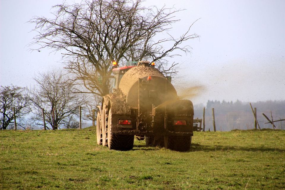 Würde ein Landwirt die Gülle-Sperrfrist nicht einhalten, hätte man ihn mittels einer mittlerweile aus dem Verkehr gezogenen App melden können. (Symbolbild Pixabay)