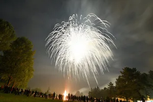 Für manche Menschen ein Vergnügen, aber wohl für kein Tier: Lautes Feuerwerk und farbige Funkenregen zur Feier des 1. August in der Schweiz.