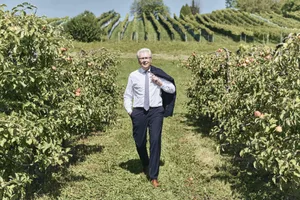 Das Bild gehört bald der Vergangenheit an: Knut Schmidtke in der FiBL-Obstanlage.