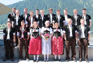 Die Klasse 3H der Landwirtinnen und Landwirte EFZ des Inforama Berner Oberland, Hondrich, strahlt mit der Sonne um die Wette.