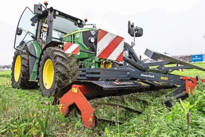 Eine Messerwalze zerkleinert Gründüngungen und kann auch bei der Feldhygiene bei Ernterückständen genutzt werden.