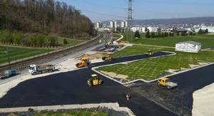 Das Festgelände und die Aufbauten brauchen ein gutes Fundament. Nach dem Fest soll das Areal aber wieder landwirtschaftlich genutzt werden.