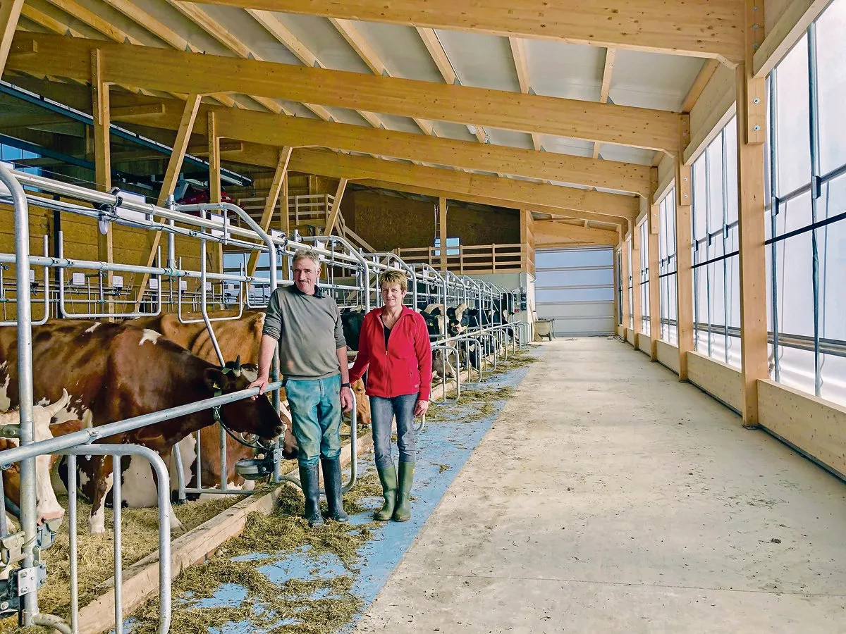 1f46dcbbae29df33137ffd9221afddc0d7252b12 Peter und Marianne Steffen sind froh, den Schritt zum neuen Stall gemacht zu haben. Nun haben es die Kühe schöner und auch die Familie hat mehr Freude an der Arbeit aber auch mehr Zeit für anderes.(Bilder Jasmine Baumann)