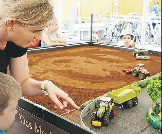 a59f2c2757fcf353425499470f9a7ef316160178 Es gibt die Veranstaltungen, an denen die Landwirtschaft entdeckt werden kann. Ausstellungen und Messen sind dafür ein idealer Rahmen. Hier ein Bild von der beef.ch in Luzern 2016. (Bild js)