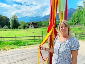 Olivia Wyss beim Maibaum auf dem Dorfplatz, wo das Theater spielt. Die ganze Inszenierung ist mitten in die Landschaft des Ballenbergs integriert.