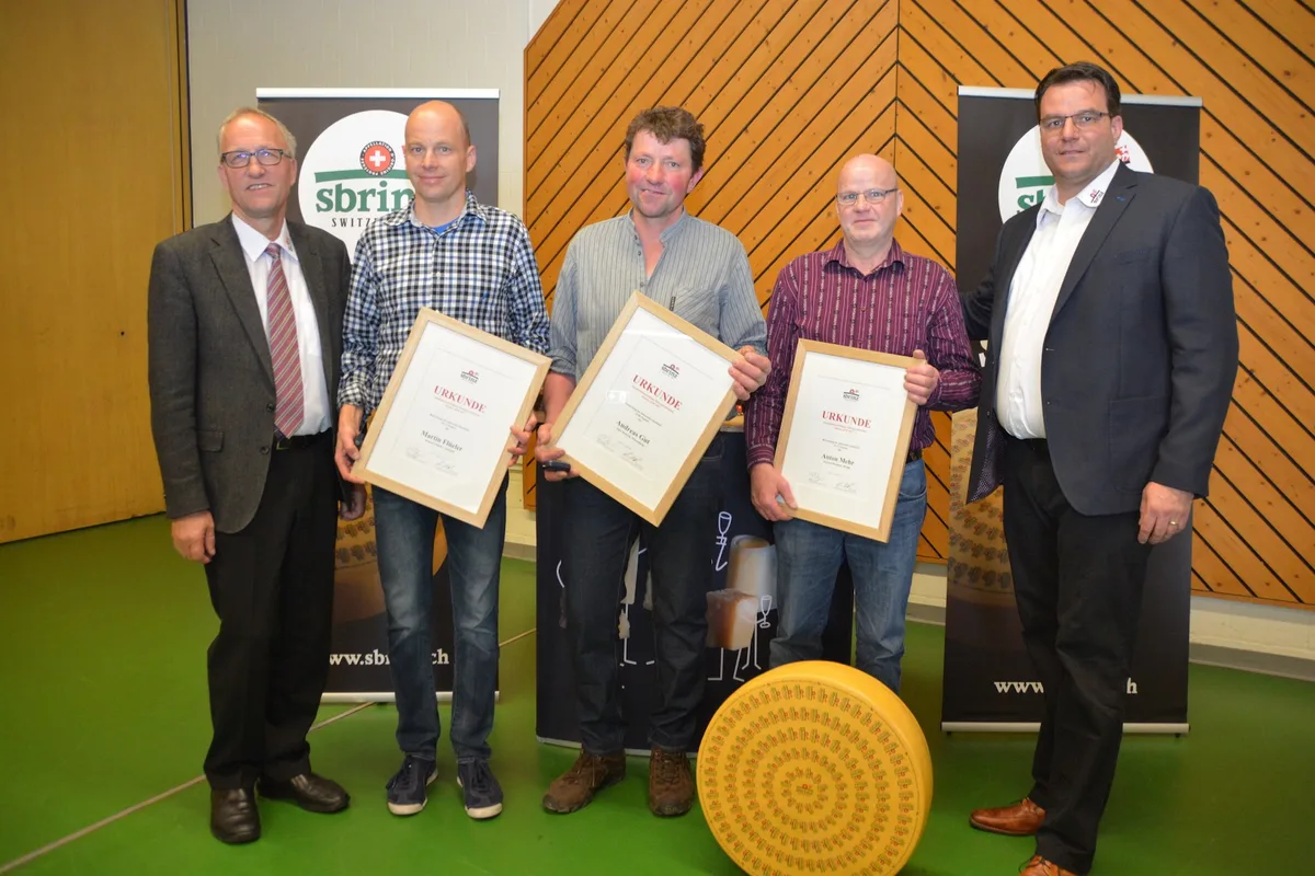 3f9389d6897cdaeda2ee4dfc05c8377413f88064 Die Gewinner der Qualität 2017: v.l. Martin Flüeler, Käserei Flüeler, Alpnach; Andreas Gut, Alp Chüeneren, Wiesenberg; Anton Mehr, Käserei Rotmoos, Rengg; flankiert von Präsident Peter Hegglin und Geschäftsführer Stefan Heller (r.). (Bilder Josef Scherer)