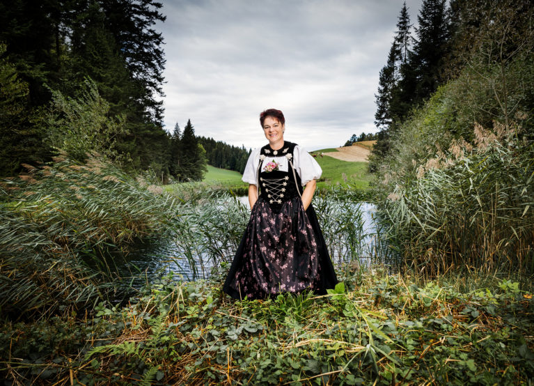 Fisch als regionale Spezialität des Emmentals aufzutischen war riskant. Anita Mosimann aus Affoltern im Emmental hat es trotzdem gemacht. Die Fische sind aus dem eigenen Teich. (SRF/Ueli Christoffel)