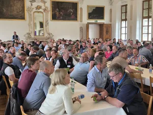 Die Delegierten haben sich für eine ausserordentliche Versammlung am 27. Mai ausgesprochen. Der Antrag der Ostschweizer wurde abgelehnt.