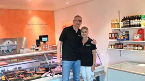 Claudio und Ursula Stauffer sind stolz auf den Familienbetrieb, den es seit 71 Jahren gibt. Zum 70-jährigen Jubiläum spendeten sie zusammen mit einem Berufskollegen den Schwingfestmuni des Emmentalischen 2024.