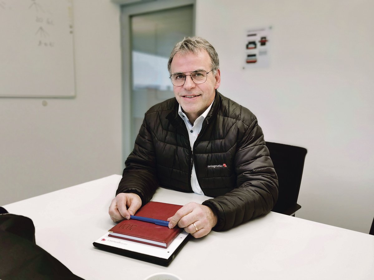 Der CEO bei Swissgenetics, Christoph Böbner, geniesst es, wieder näher bei der produzierenden Landwirtschaft zu sein.(Bild Simone Barth)
