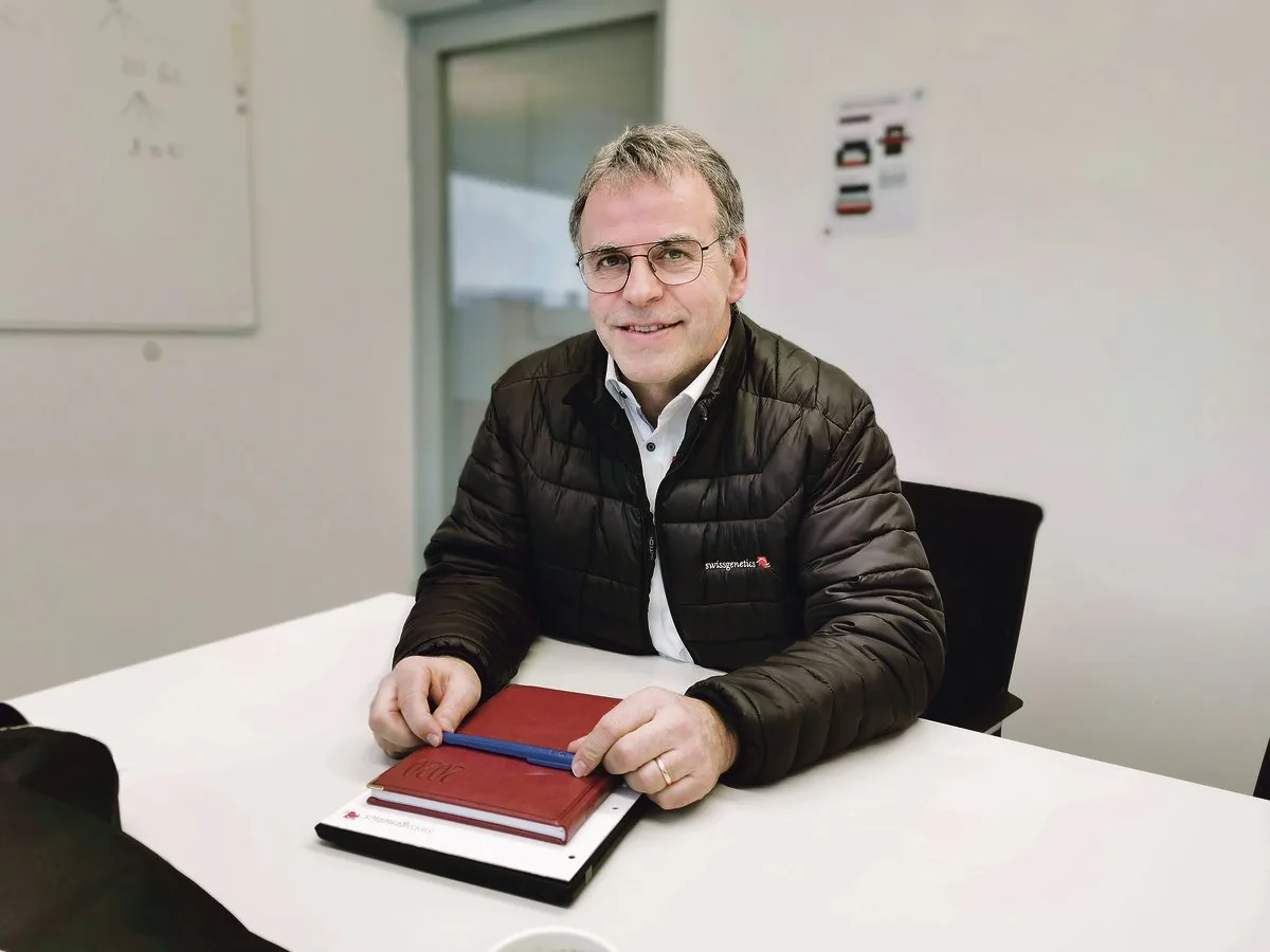Der CEO bei Swissgenetics, Christoph Böbner, geniesst es, wieder näher bei der produzierenden Landwirtschaft zu sein.(Bild Simone Barth)