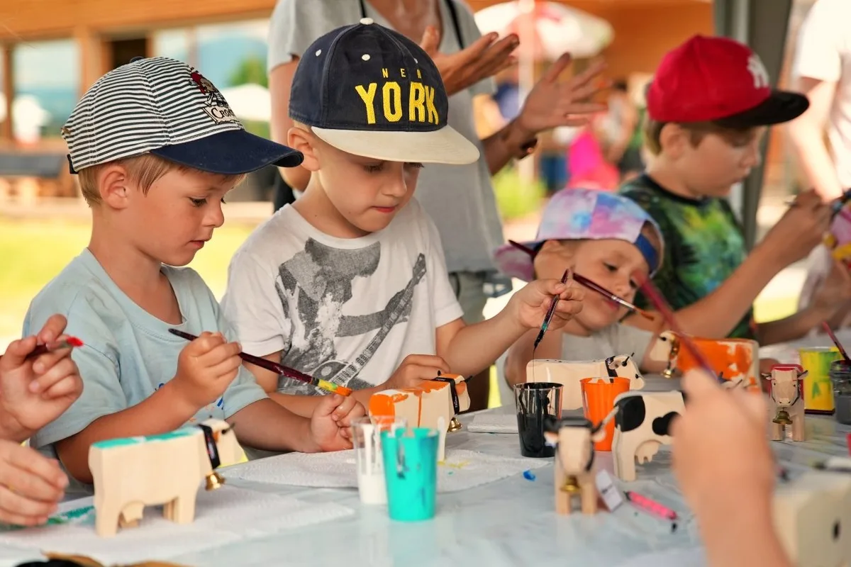 Kinder_bemalen_Trauffer-K___he 2'500 Besucher(innen) liessen den Tilsiter hochleben