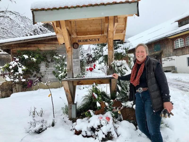 a24e129ef50482eb69714dd64b11c4edf76cdcd2 Zurzeit bewirtet Judith Rüegg keine Gäste auf ihrem Hof. Trotzdem hat sie, im und rund ums Haus, alles hübsch dezent weihnächtlich geschmückt. (Bilder Esther Thalmann)