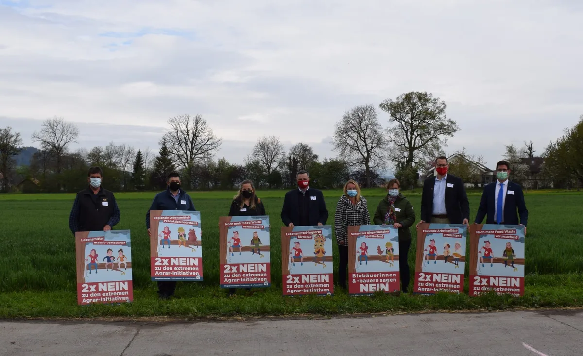 750d2c56770951e828457e612db9305419f5b587 Das Berner Komitee sagt Nein zu den beiden Agrarinitiativen und zeigte an einer Medienkonferenz deren befürchtete Auswirkungen auf. (Bild Berner Bauernverband)