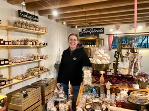 Sara Kunz in ihrem grosszügigen Hofladen. Produkte aus Obst sind klar in der Überzahl. Durch das Fenster können Kund(innen) direkt in den Stall zu den Mutterkühen schauen.