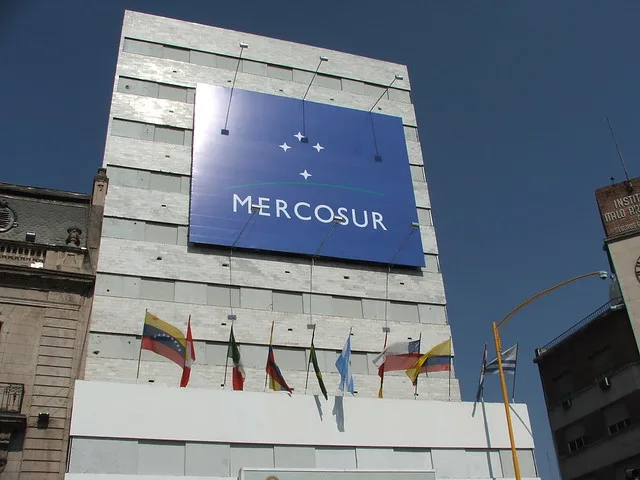 15f18391aae9b5b4550d9a509543e3b5988f80d6 Die Mercosur-Länder könnten viele Agrarprodukte weit billiger als Europa produzieren, seien in der Produktion aber deutlich CO2-intensiver, so Maria Patek, deutsche Bundesministerin für Nachhaltigkeit und Tourismus. (Bild Flickr Hamner_Fotos)