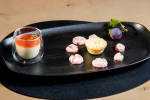 Als Dessert serviert Rahel Margreth Thymian-Panna Cotta mit Hagebuttenspiegel, Nusstörtli und Palöglischaum.