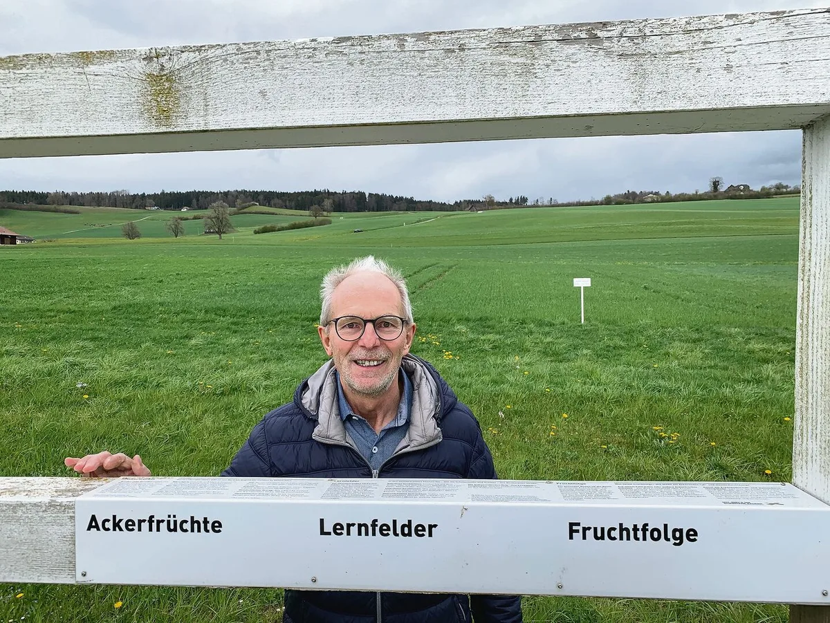 d1caa1b833c624d9ddfecb48907da5a507d6a9d8ddf0a287e3b5cf1fd3895207 Heiri Hebeisen hat den Durchblick im Pflanzenschutz. Das Bild zeigt ihn vor einem Versuchsfeld am BBZN Hohenrain.