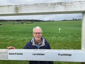 Heiri Hebeisen hat den Durchblick im Pflanzenschutz. Das Bild zeigt ihn vor einem Versuchsfeld am BBZN Hohenrain.