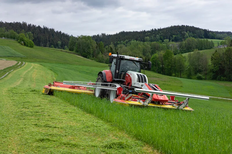 dec7c640805b7c6ad6eee710347ec49d54c3accb Dank Infrarot erkennt der Sensorbalken Wildtiere im Gras und sendet sofort ein Signal in die Kabine, so dass der Fahrer anhalten kann. Das Frontmähwerk wird angehoben. (Bild Pöttinger)