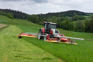 Dank Infrarot erkennt der Sensorbalken Wildtiere im Gras und sendet sofort ein Signal in die Kabine, so dass der Fahrer anhalten kann. Das Frontmähwerk wird angehoben. (Bild Pöttinger)