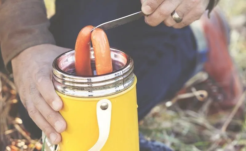 cdf13d582a19b1089fa5777fd6cd928c3d60f2c8 Wienerli aus der Thermosflasche. So einfach geht warm essen unterwegs. (Bild Claudia Schiling, AT Verlag)