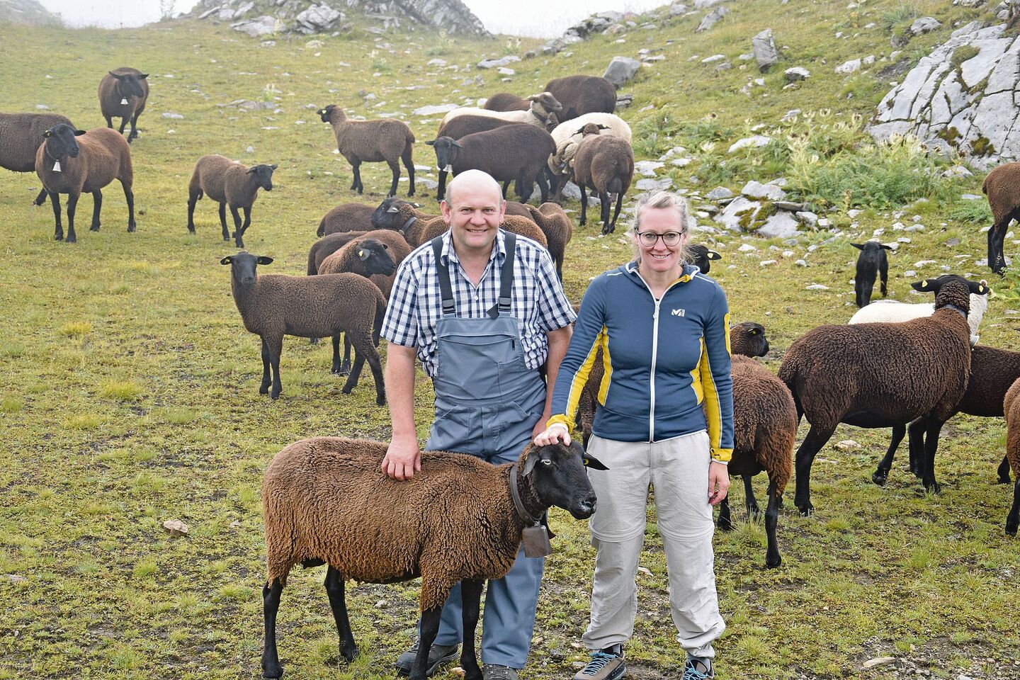 Der Grossrat Ernst Wandfluh zeigt der Nationalrätin Aline Trede, warum auf der Alp Tälli der Herdenschutz nicht funktioniert.