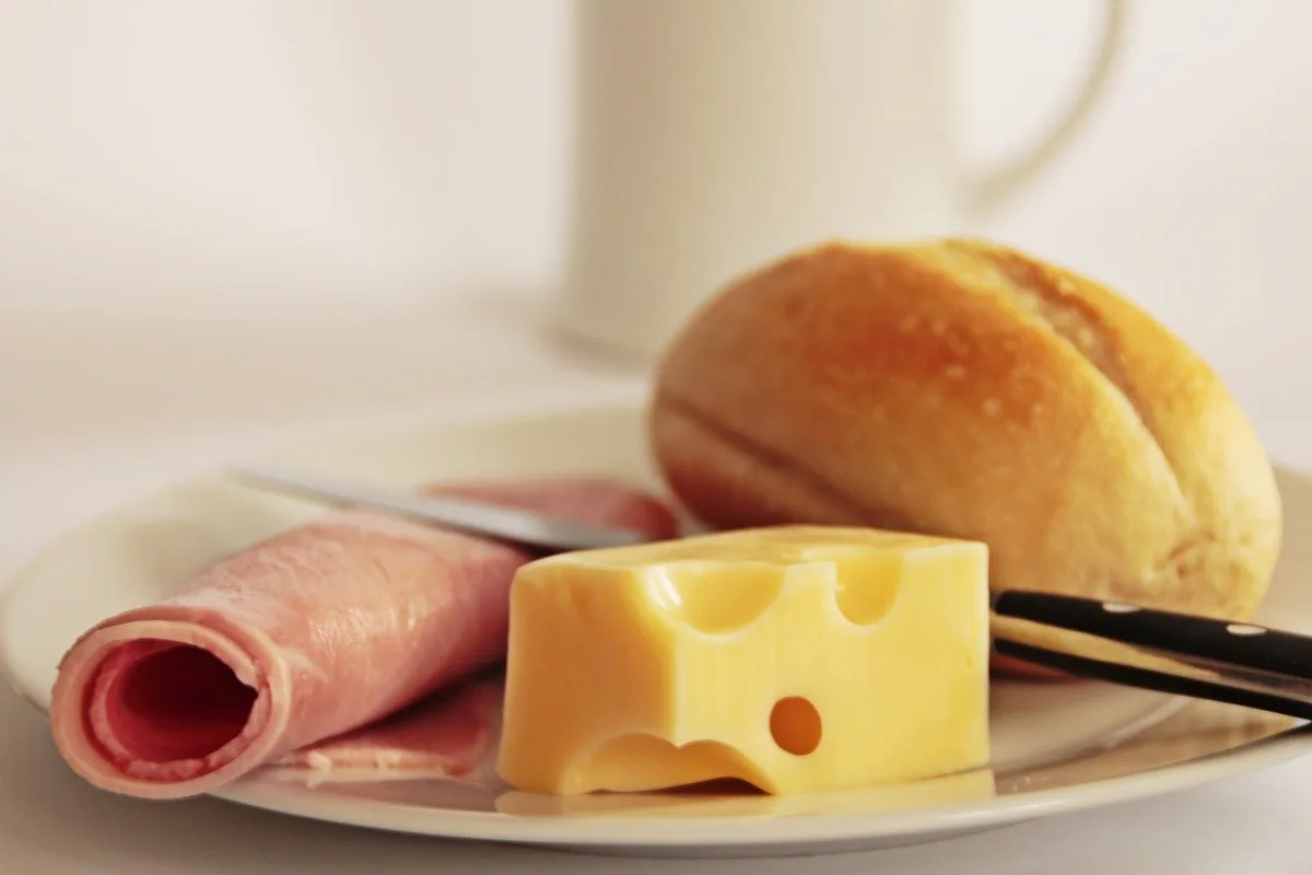 090a064e9302baa612871358b70ebe9e15a3f2ce Deutsche Brotzeit mit Käse, hergestellt in der Schweiz aus Importmilch – geht gar nicht, findet die VMMO. (Bild HolgersFotografie)