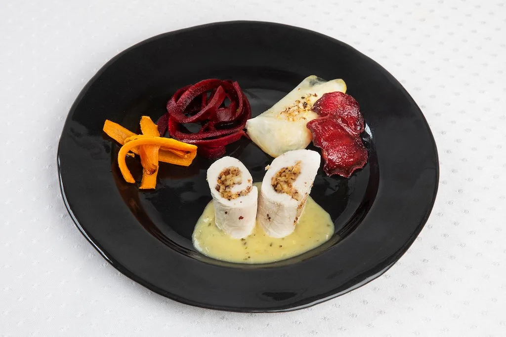 610ec0a84647b8f59c5489176044494dca4ec0e0 Gefülltes Pouletballotine mit Risotto und Gemüsechips. (Bild SRF/ Ueli Christoffel)