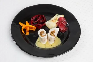 Gefülltes Pouletballotine mit Risotto und Gemüsechips. (Bild SRF/ Ueli Christoffel)