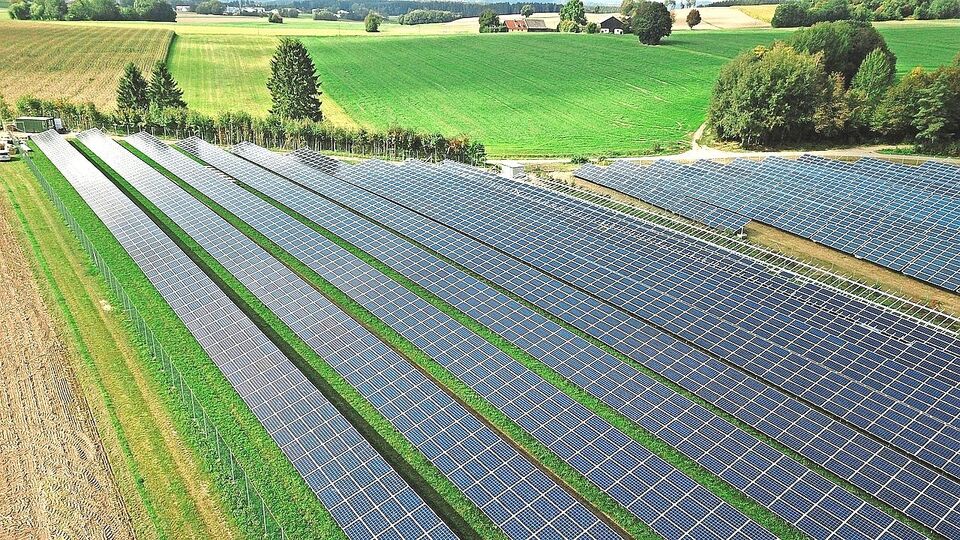 Photovoltaik auf der grünen Wiese: Landbesitzer versprechen sich davon grosse Gewinne.