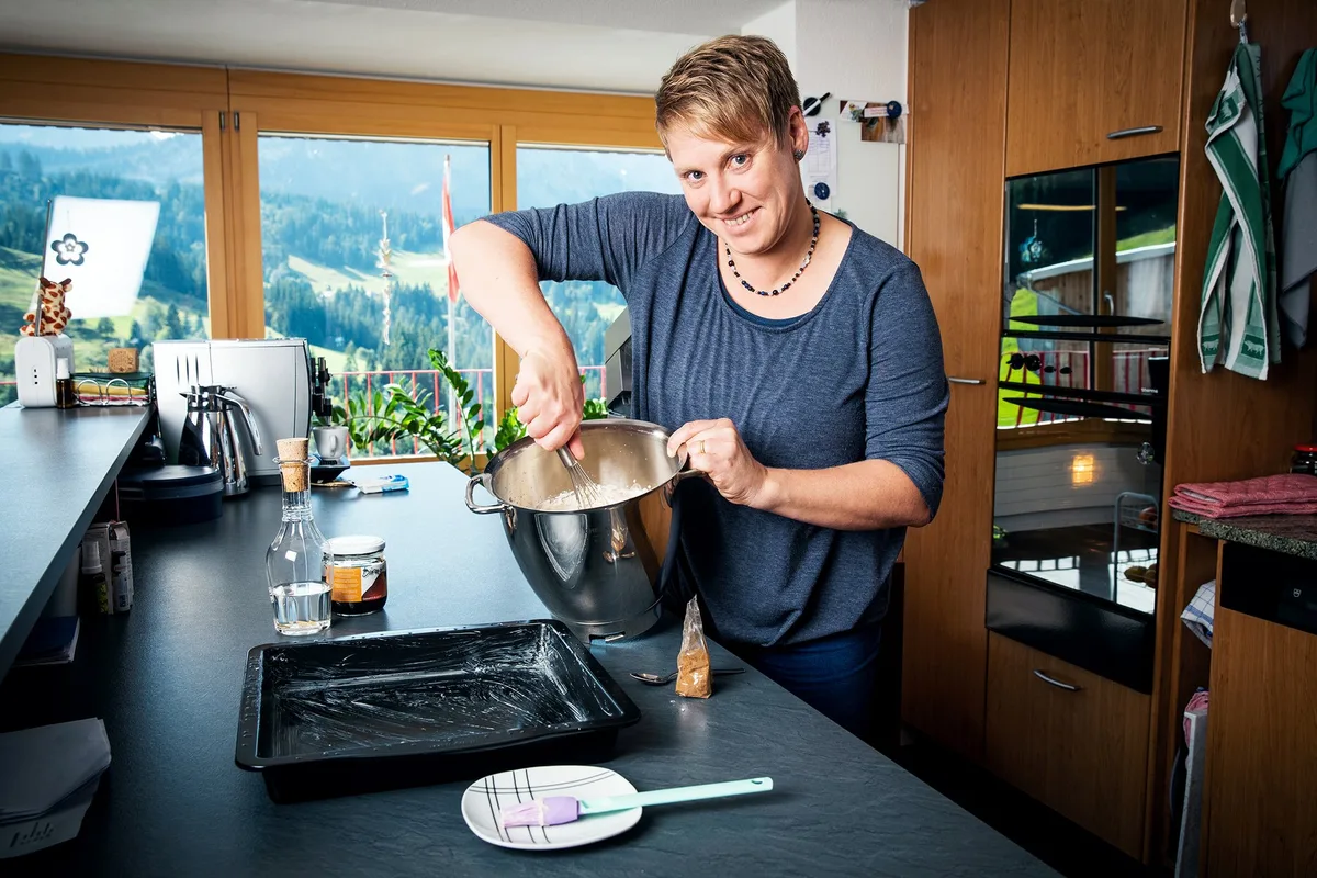 35cd8c67ae67d341933d9a152a26012977341c65 Astrid Murpf bäckt sehr gerne. Als junge Frau arbeitete sie in einer Bäckerei mit Laden. (Bilder SRF/Ueli Christoffel)