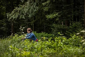 Im Buch sieht man Edith Aschwanden Kerbel pflücken. Das hat einen Grund: Vor dem Fotoshooting regnete es in Strömen und alles war pflotschnass. Deshalb brachte sie die wenigen verbliebenen Blumen am Vorabend zum Trocknen in die Garage. (Bild Tina Sturzenegger)