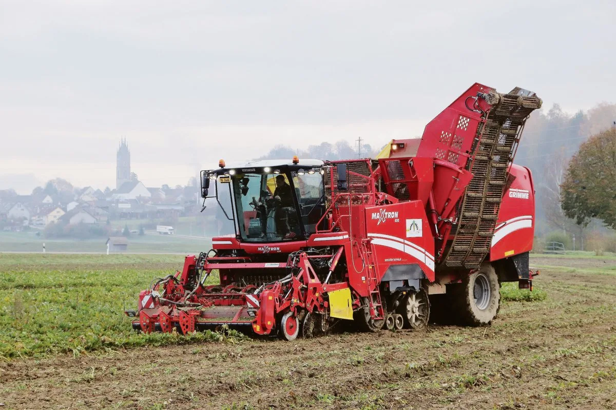 9c4592cd13040c6af6d33eea89f9016564cedbfd Ein Raupenvollernter für Zuckerrüben im Einsatz. Erstmals in der Geschichte der Zuckerfabrik Frauenfeld wird die Verarbeitung der Ernte 2019 erst im neuen Jahr 2020 abgeschlossen.(Bild Roland Müller)