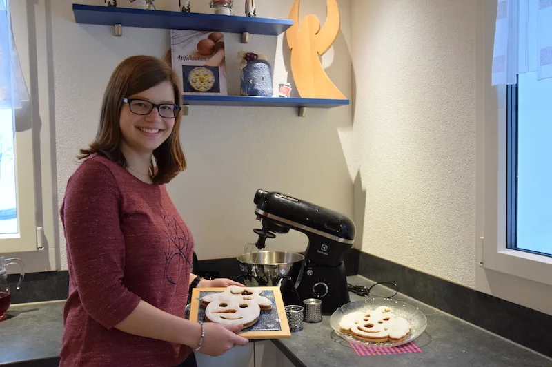 570ee3940ec1d99f4f7bcb17d51ad7bd420f0a6a Die Gewinner in des Guetzli-Wettbewerbs der BauernZeitung: Nicole Aschwanden aus Seelisberg UR. Sie bäckt regelmässig. Ab jetzt macht sie ihre Spitzmädchenteige und vieles mehr mit der gewonnenen Küchenmaschine. (Bilder Jasmine Baumann)