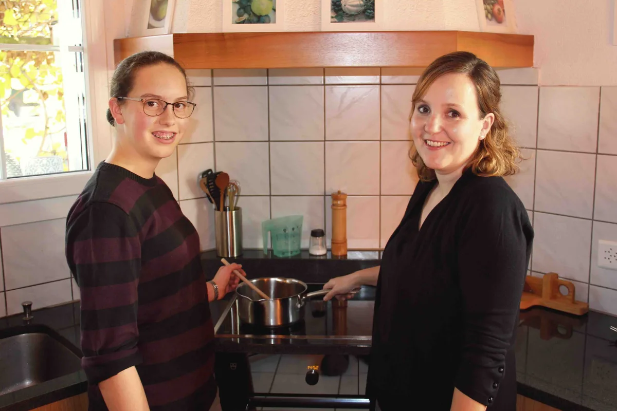 73bc9a55ad5e9f5e8473bba2e577c75406f32eaa Sie ist eine der Ausbildnerinnen: Monika Tellenbach aus Pieterlen (rechts) mit ihrer Lernenden Salome Grädel beim Karamellisieren. Nun sucht der VBL weitere Ausbildnerinnen. (Bild VBL)