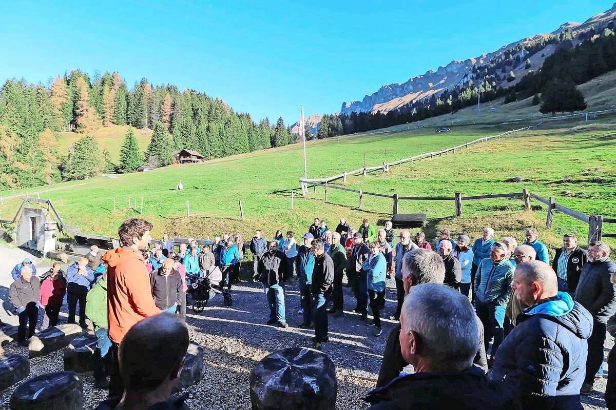 Über 100 Älplerinnen und Älpler versammelten sich in Parpan und hörten Gian Hitz bei der Vorstellung der Alpsennerei Parpan zu.