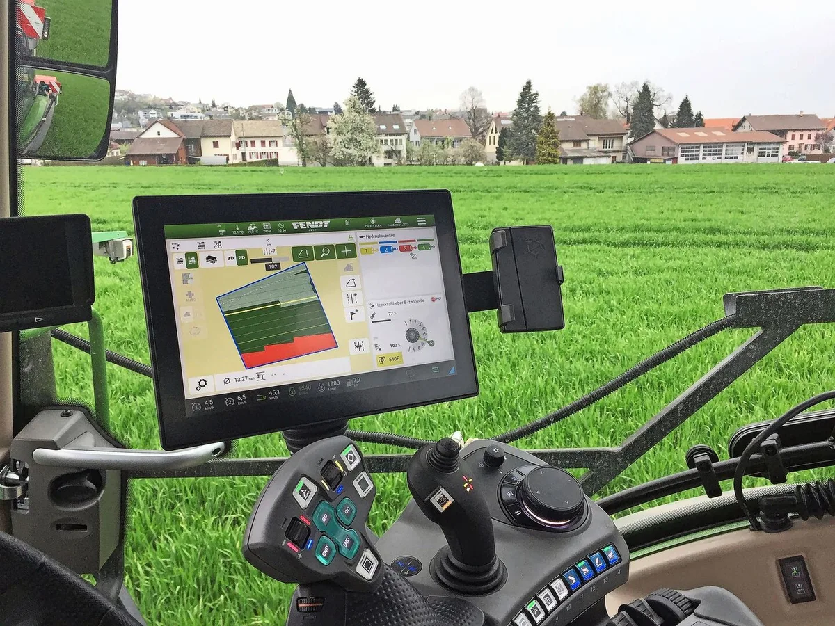 16128eaf586cce4c9a2f4b03a78732c3c05a8460bed91995a043c61bad469926 Eine der Smart-Farming-Anwendungen: Teilflächenspezifische Düngung, basierend auf Sensordaten.