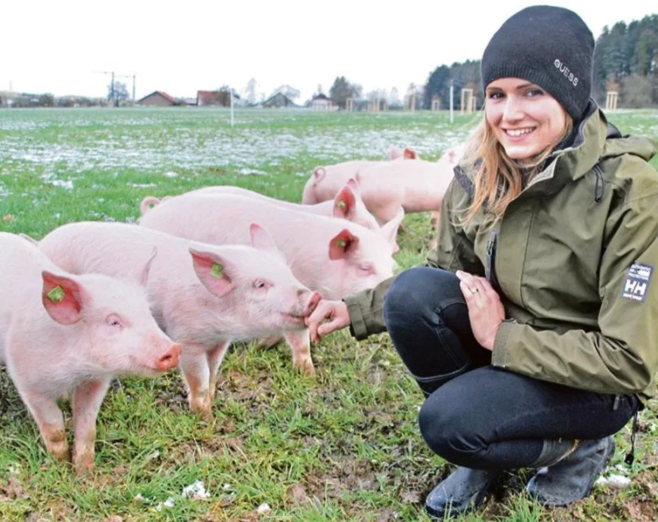 1cf97736c6426e6e440aea4f26a5b33742a6d861 Auf dem Hof von Annemie Straumann-Weber wird künftig nach Demeter-Richtlinien produziert. Dazu gehören auch Freilandschweine, die in Zukunft als Zusatzfutter Eicheln fressen. (Bild Ruth Bossert)
