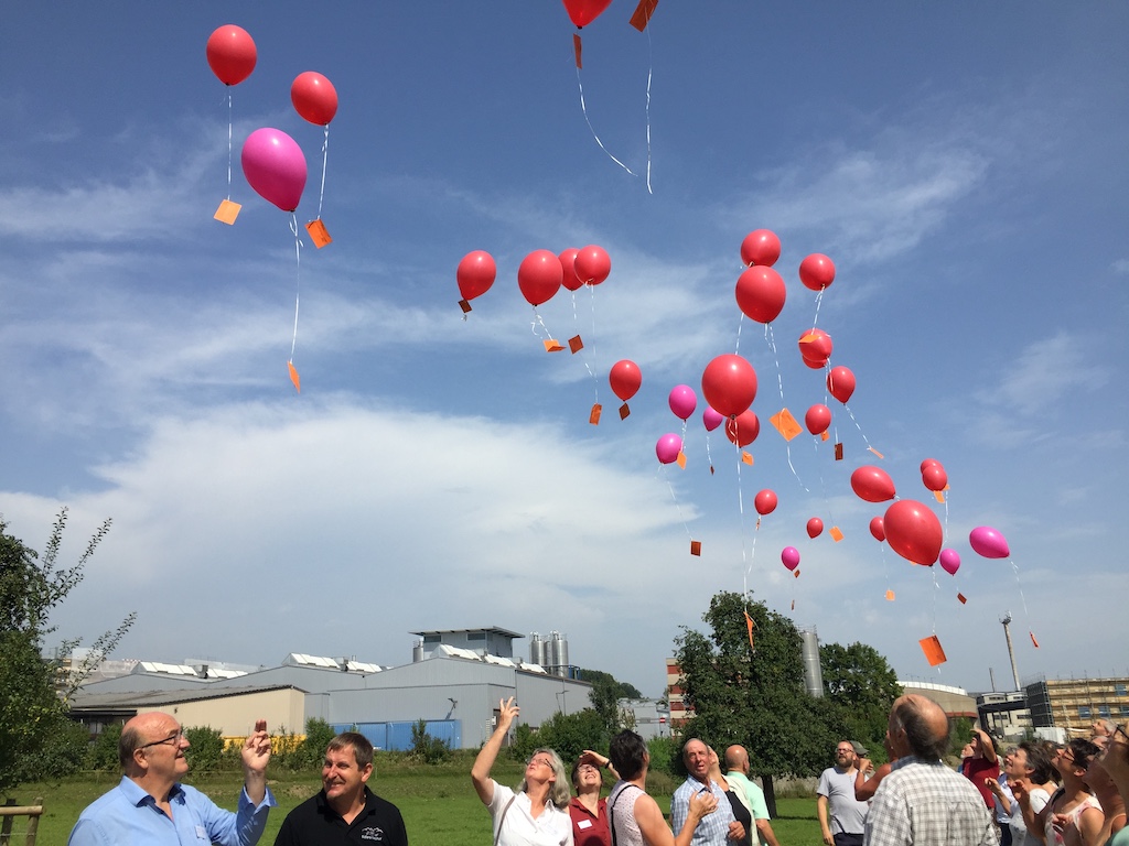 Bei der Versammlung in Sins AG fand auch der traditionelle Ballonwettflug statt. Die Ballone tragen Werbung für Ferien auf dem Bauernhof mit sich, Funde können bei der Geschäftsstelle gemeldet werden. (Bild zVg / Ferien auf dem Bauernhof)