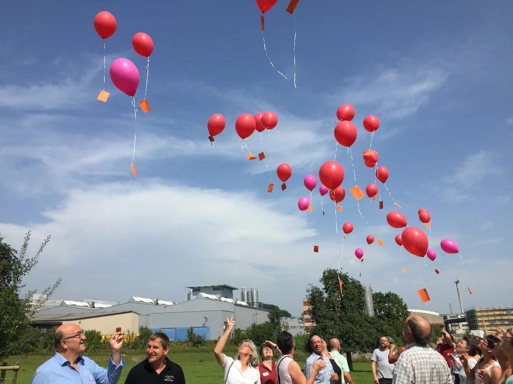 9f5b5016ddfaf34169dd3ced101759cae078000a Bei der Versammlung in Sins AG fand auch der traditionelle Ballonwettflug statt. Die Ballone tragen Werbung für Ferien auf dem Bauernhof mit sich, Funde können bei der Geschäftsstelle gemeldet werden. (Bild zVg / Ferien auf dem Bauernhof)
