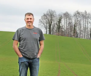 Roman Aregger sät seinen Mais mit einer acht-reihigen Sämaschine und aufgebautem Mikrogranulatstreuer. Guter Mais ist für den Munimäster sehr wichtig. Bild: die grüne/Sebastian Hagenbuch