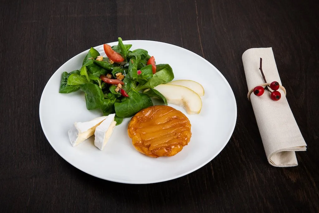 7fb1b2295a0425f82f5223d7dc0a12bece93506d Nüsslisalat mit Baumnussvinaigrette und Birnen-Tarte-Tatin. (Bild SRF/ Ueli Christoffel)