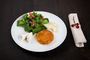 Nüsslisalat mit Baumnussvinaigrette und Birnen-Tarte-Tatin. (Bild SRF/ Ueli Christoffel)