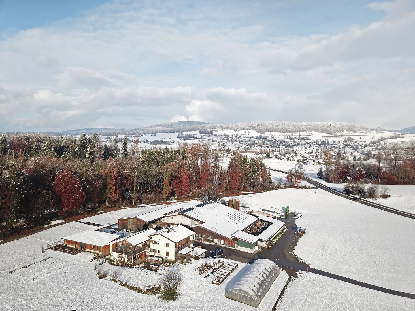 Luftaufnahme des Betriebs Stöckweid, in winterlich verschneiter Landschaft.