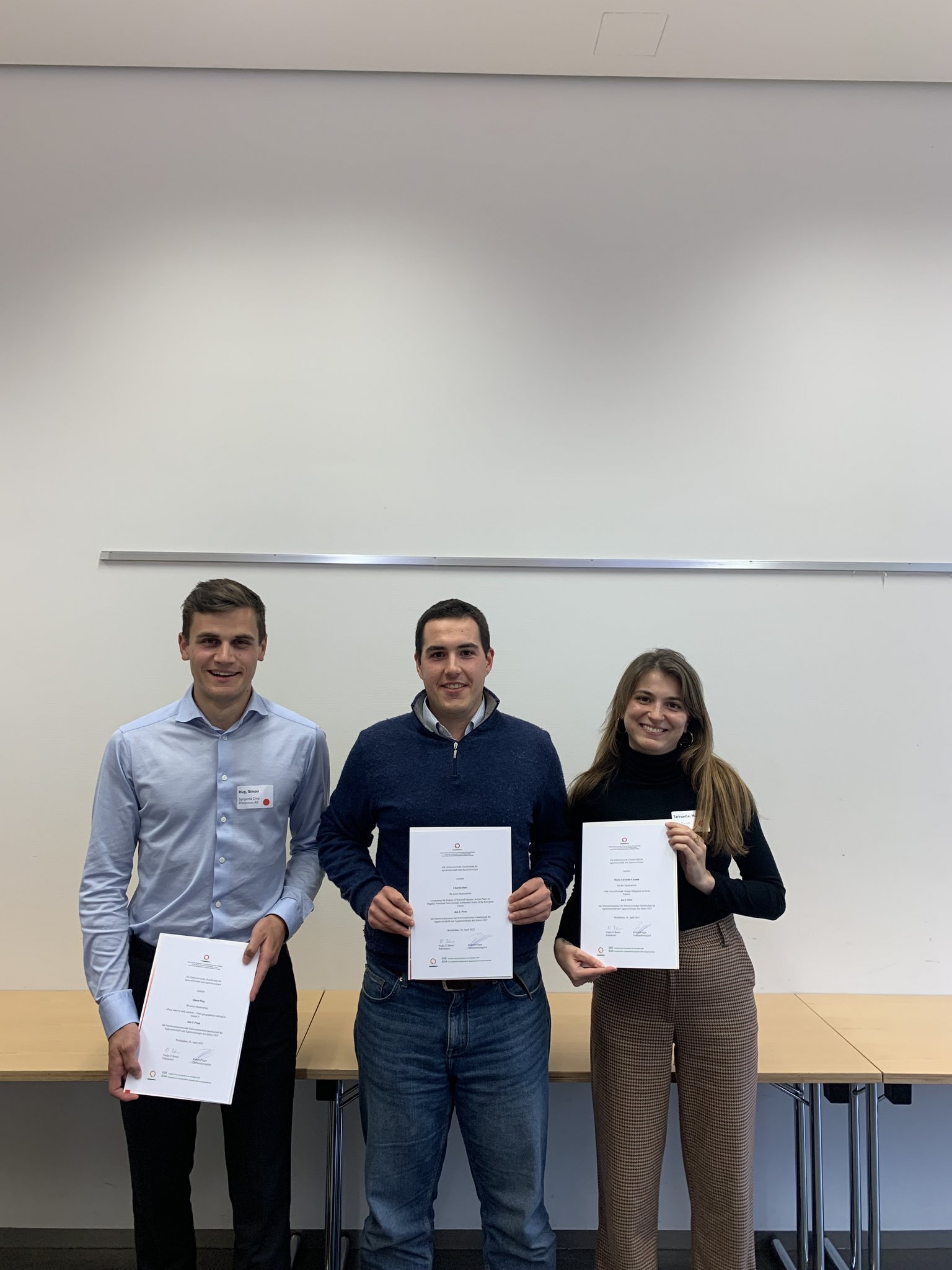 Die PreisträgerInnen des SGA-Nachwuchspreises 2023: Simon Hug, Charles Rees, Marta Tarruella (von links).