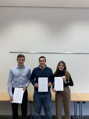 Die PreisträgerInnen des SGA-Nachwuchspreises 2023: Simon Hug, Charles Rees, Marta Tarruella (von links).