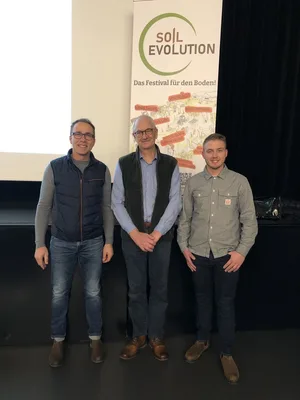 Swiss-No-Till-Präsident Reto Minder (links) begrüsste den Dänen Søren Ilsøe und Valentin Matthey aus Frankreich (rechts) an der Jahrestagung in Witzwil BE.