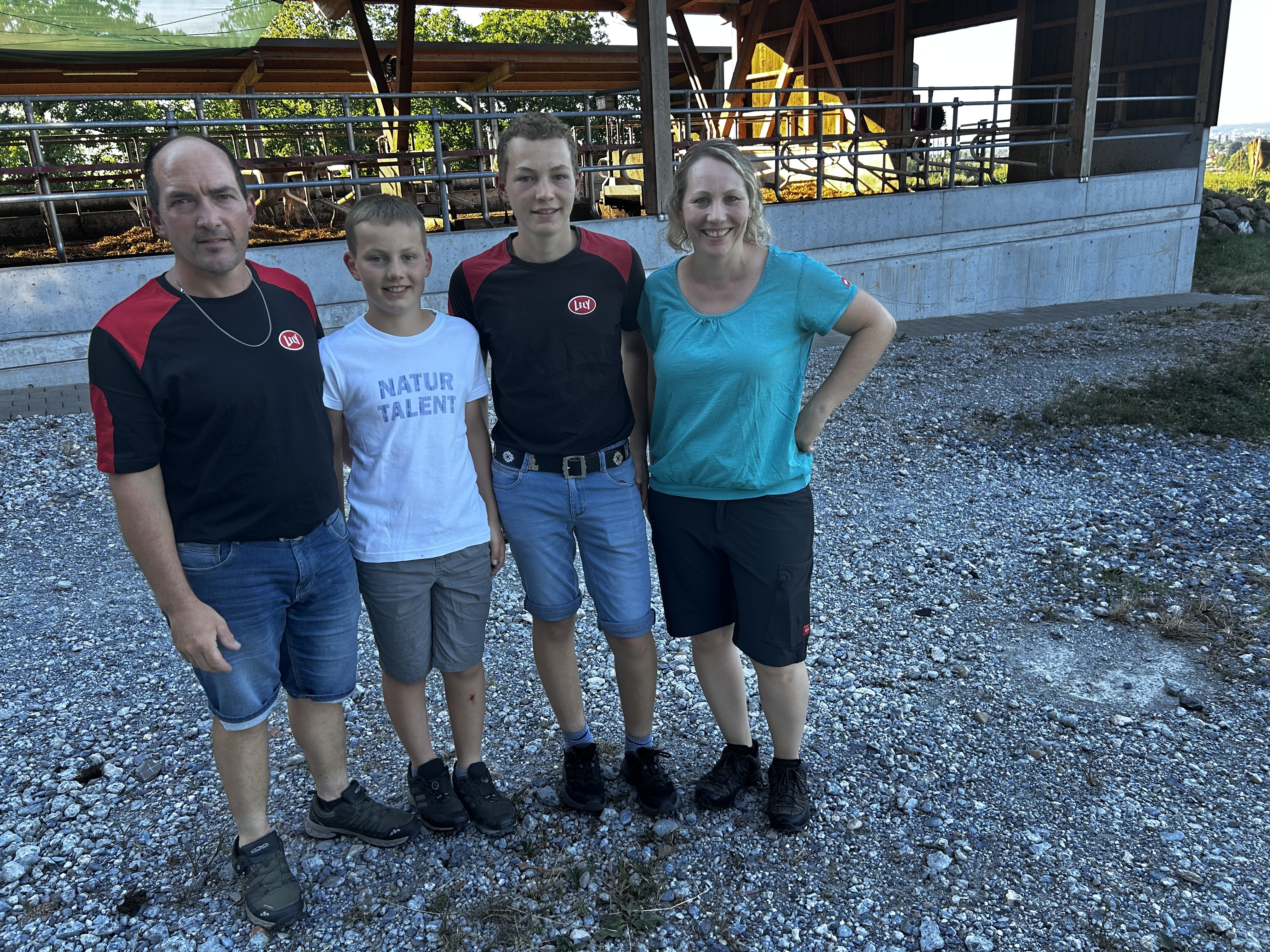 Familie Sonderegger zeigte ihren modernen Milchviehstall: Bruno Sonderegger, Luca, Kilian und Ehefrau Ramona Sonderegger (v.l.). Sohn Nevio fehlt auf dem Bild. Er weilte an einem Unihockey-Turnier in Prag.
